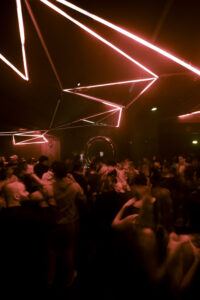 photo dans un club, des gens dansent