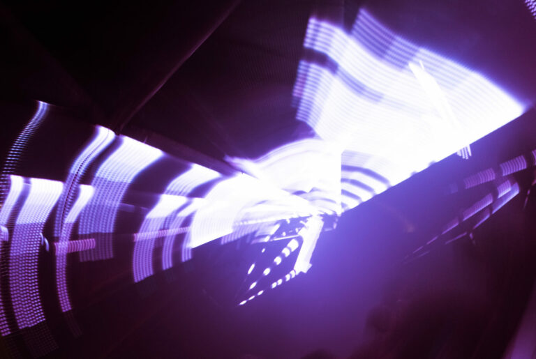 Photo représentant des lumières de club en soirée techno