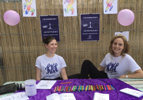 Notre histoire Mathilde & Domitille, fondateurices de l'association Consentis sur un stand de prévention au début du projet.